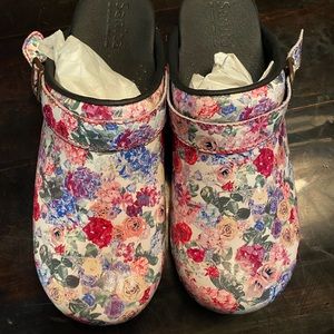 Sanita Clogs “Estelle” in Rose (floral) size EU 40